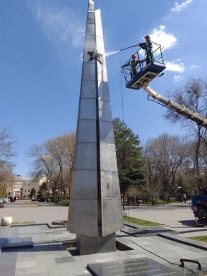 В Астрахани моют памятники