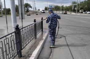 В Астрахани моют остановки и леерку