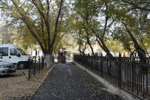 В Астрахани обновляют тротуары 