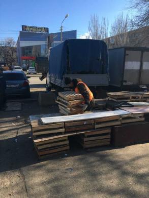 С проезда Воробьева вывезли незаконные торговые прилавки