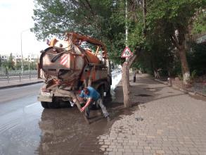 На залитых дождем перекрестках работает коммунальная техника