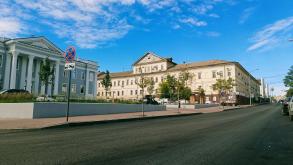 На улице Володарского укладывают верхний слой асфальта