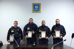Специалисты городского спасательного отряда получили награды за спасение детей на пожаре