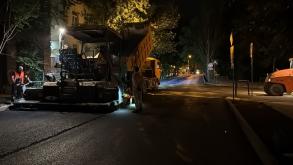 На ул. М. Аладьина укладывают второй слой асфальта