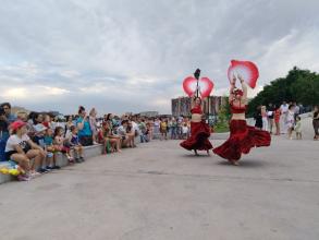 На Аллее семьи прошло представление театра под открытым небом