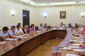 Глава Астрахани Игорь Редькин призвал УК и ТСЖ ускориться с опрессовкой и промывкой домов к новому отопительному сезону