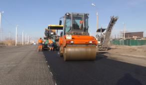 На улице Автозаправочная укладывают асфальт