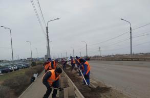 На ул. Боевой и Аэропортовском шоссе зачищают прибордюрные части дорог