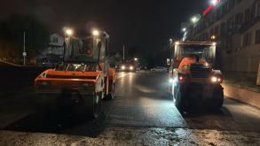 На улице Агрономической приступили к укладке верхнего слоя асфальта