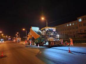 На ул. Б. Хмельницкого укладывают верхний слой асфальта
