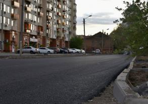 На улице Бакинской уложили первый слой асфальта 