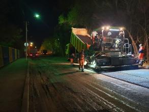 На улицах Астрахани укладывают новый асфальт