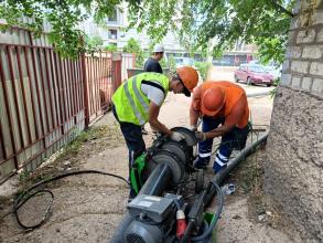 Нерадивый астраханец намеренно повредил обводные сети, проложенные для ремонта канализации на ул. Ахшарумова