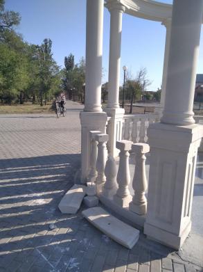 В благоустроенных парках продолжают орудовать вандалы 