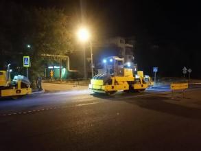 На улице Ботвина дорожники укладывают верхний слой асфальта