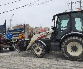 Городские службы Астрахани ликвидируют последствия снегопада