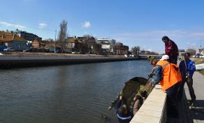 В Астрахани чистят каналы