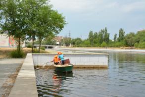 Из астраханских каналов вылавливают до двух кубометров мусора в день