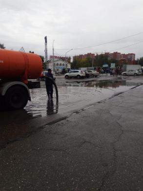 Коммунальная техника устраняет последствия непогоды