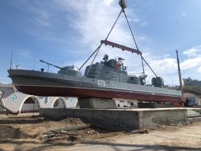 В Астрахани установили памятник воинской доблести моряков