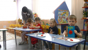 Дошкольники подготовили открытки для ветеранов