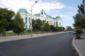 На улице Коммунистической приступили к укладке второго слоя асфальта 