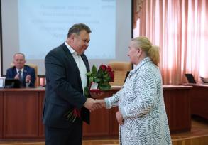 Игорь Редькин вручил награды родителям военнослужащих, находящихся в зоне СВО