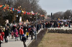 В Астрахани тысячи горожан весело встретили  Масленицу 