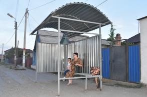 В микрорайоне им. Бабаевского устанавливают остановочные комплексы