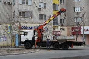 Районные власти демонтируют незаконные конструкции по просьбам жителей