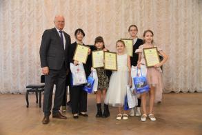 Олег Полумордвинов наградил лучших учащихся и педагогов в области искусств