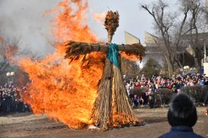 В Астрахани традиционным сожжением чучела завершилось празднование Широкой Масленицы