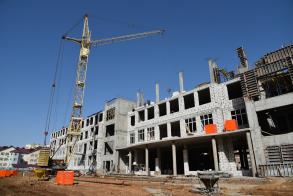 В Кировском районе идет строительство школы на 1000 мест