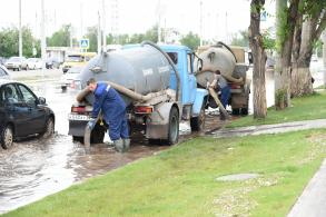 Коммунальные службы города устраняют последствия ливня