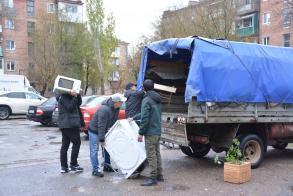 Администрация города продолжает оказывать помощь по вывозу вещей из квартир обрушившегося дома