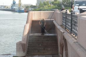 На набережной реки Волги помыли променад и лестницы