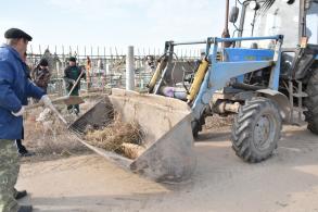В Астрахани проводится весенняя санитарная зачистка мест захоронения