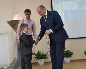 Глава администрации города Олег Полумордвинов наградил юных шахматистов