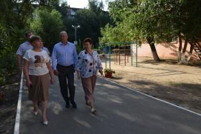 В Астрахани опиливают ветки для обеспечения видимости знаков у школ