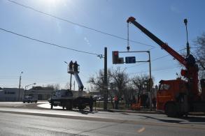 На улице Бориса Алексеева устанавливают новые светофоры