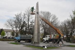 Коммунальные службы облагораживают памятники Героям ВОВ