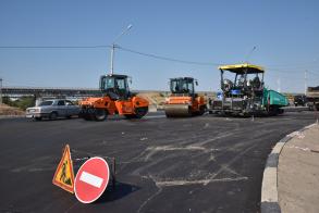 На подходах к Старому мосту начали укладывать асфальт