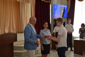 Более 60 отличившимся школьникам торжественно вручили паспорта