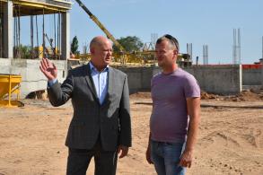 В Трусовском районе строят школу на тысячу мест