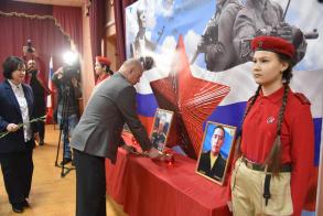 В школе №27 открыли парту Героя России