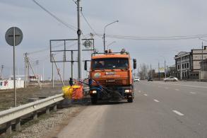 На дорогах Астрахани моют ограждения