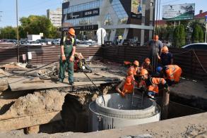 На улице Савушкина продолжают устранять последствия провала 