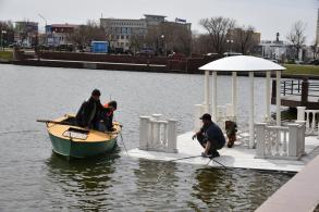 В Астрахани установили новый домик для лебедей 