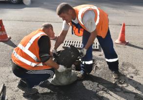 В Астрахани продолжается прочистка ливневой канализации