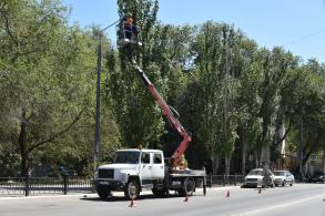 В Астрахани заменяют осветительные приборы